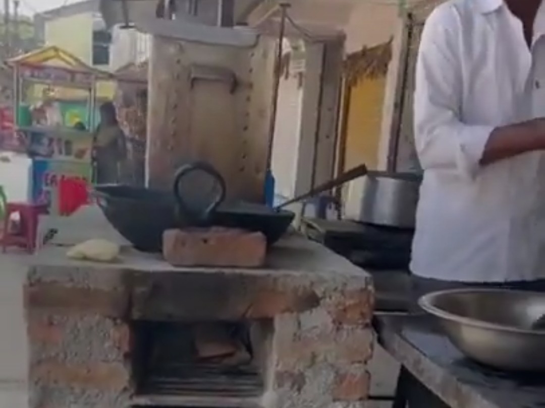 గ్యాస్ కొరత.. కట్టెల పొయ్యే దిక్కాయే