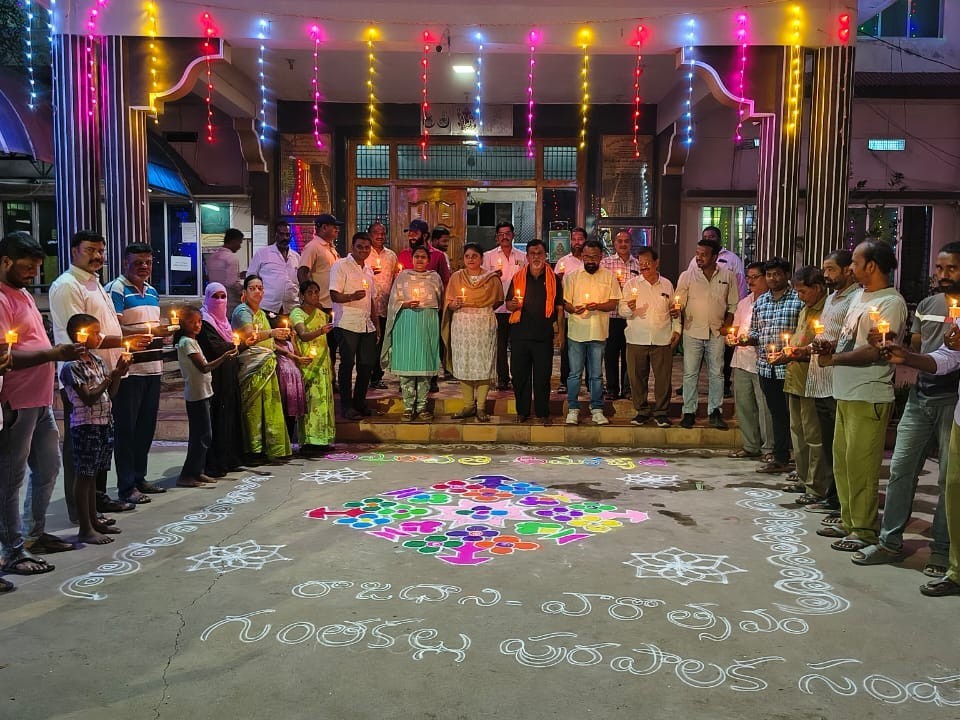 మున్సిపాలిటీ కార్యాలయంలో అధికారులు సంబరాలు