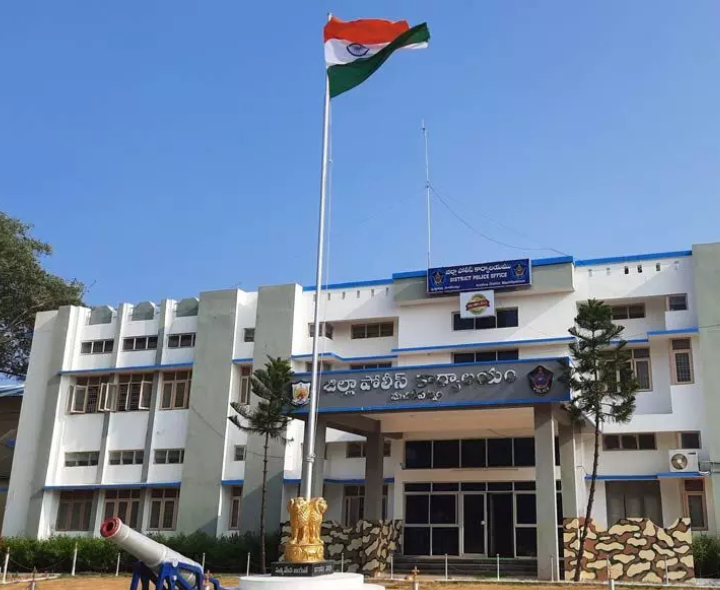 ‘పోలీస్ శాఖ ఎవరి ఒత్తిళ్లకు లొంగదు’