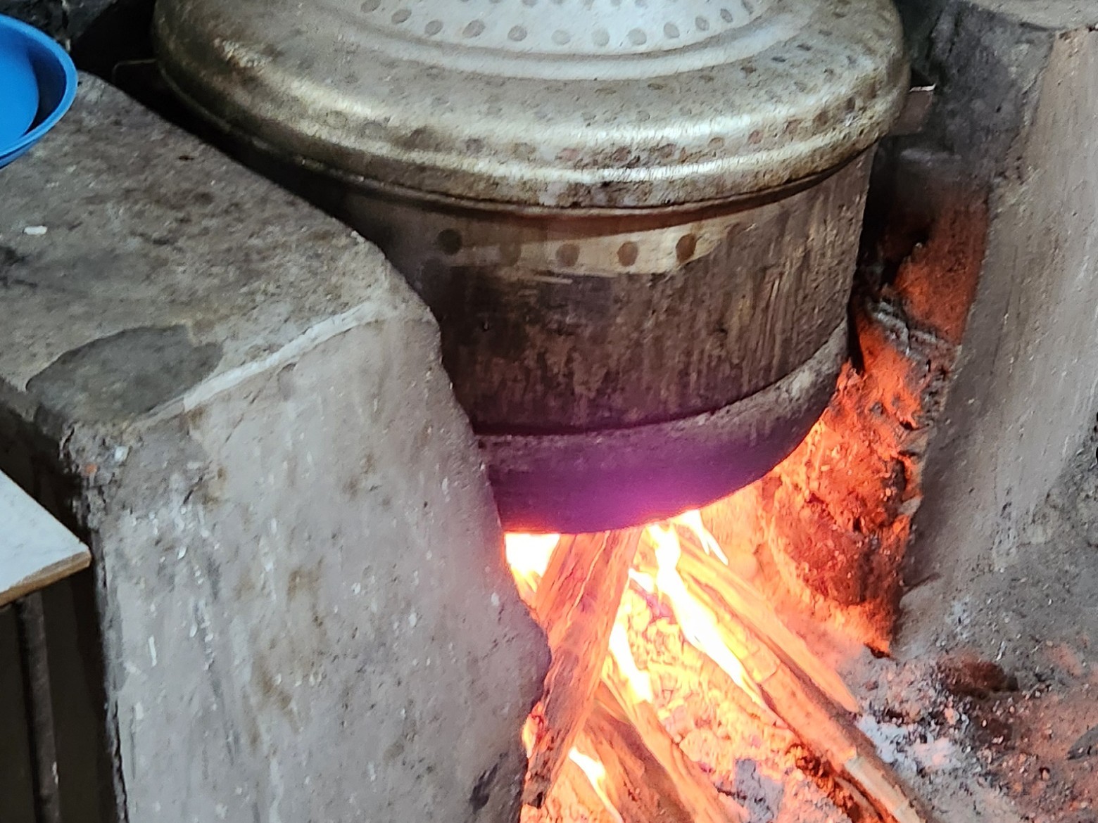 జీల్లాలో గ్యాస్ కొరతతో కర్రల పొయ్యలు