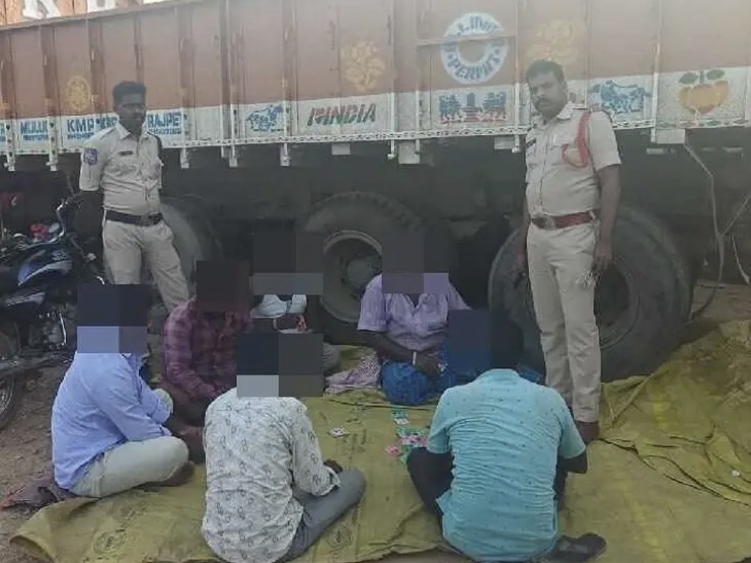 ములుగులో పేకాట శిబిరాలపై దాడులు