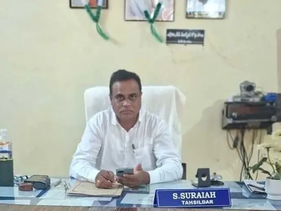 నాడు అటెండర్.. నేడు అదే ఆఫీసులో ఎమ్మార్వో