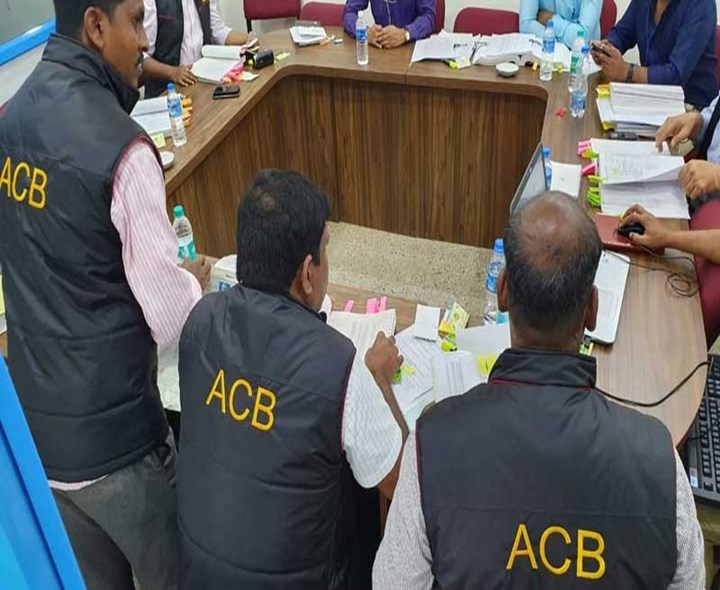 రిజిస్ట్రేషన్ కార్యాలయాలపై ఏసీబీ దాడులు