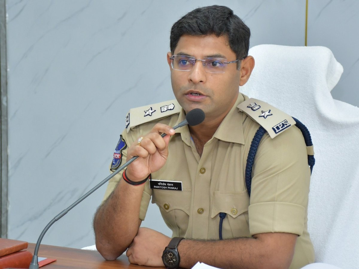 సైబర్ మోసాలపై అప్రమత్తంగా ఉండండి: ఎస్పీ