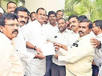 అక్రెడిటేషన్లపై సీఎంతో మాట్లాడి సమస్య పరిషరిస్తా: మంత్రి