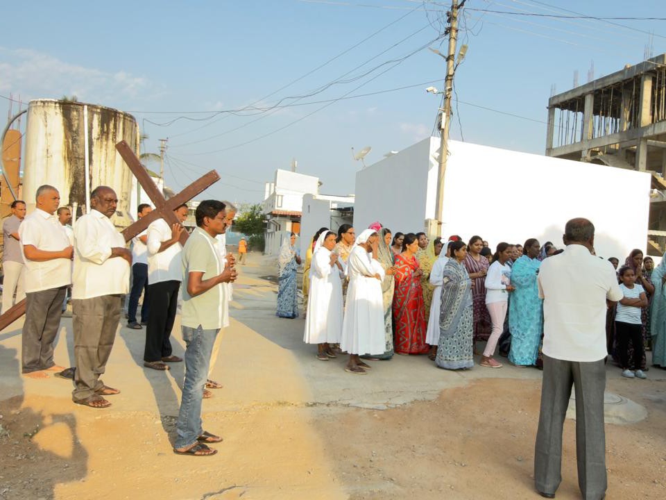 గుడ్ ఫ్రైడే.. శిలువతో వీధుల్లో ఊరేగింపు