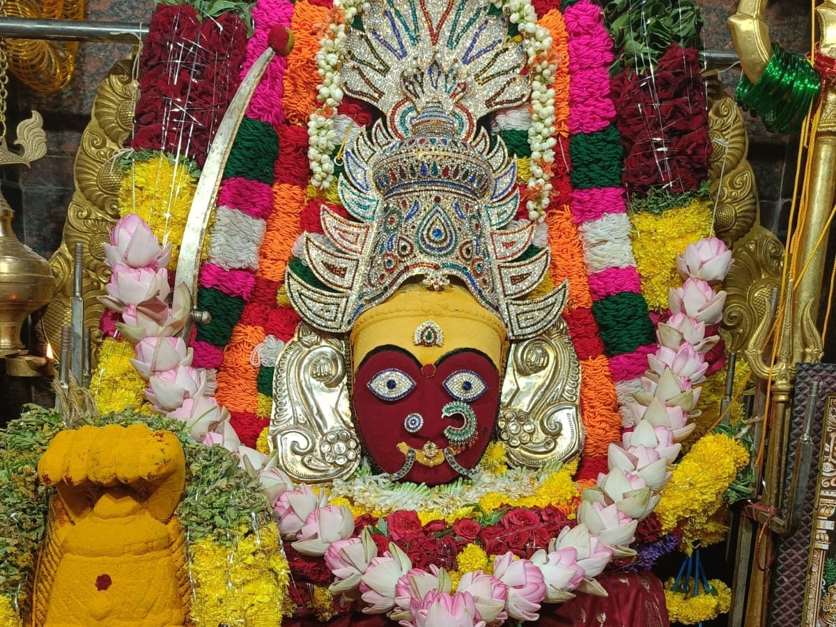 పసుపు, కుంకుమ అలంకారంలో విరుపాక్షి మారెమ్మ దర్శనం