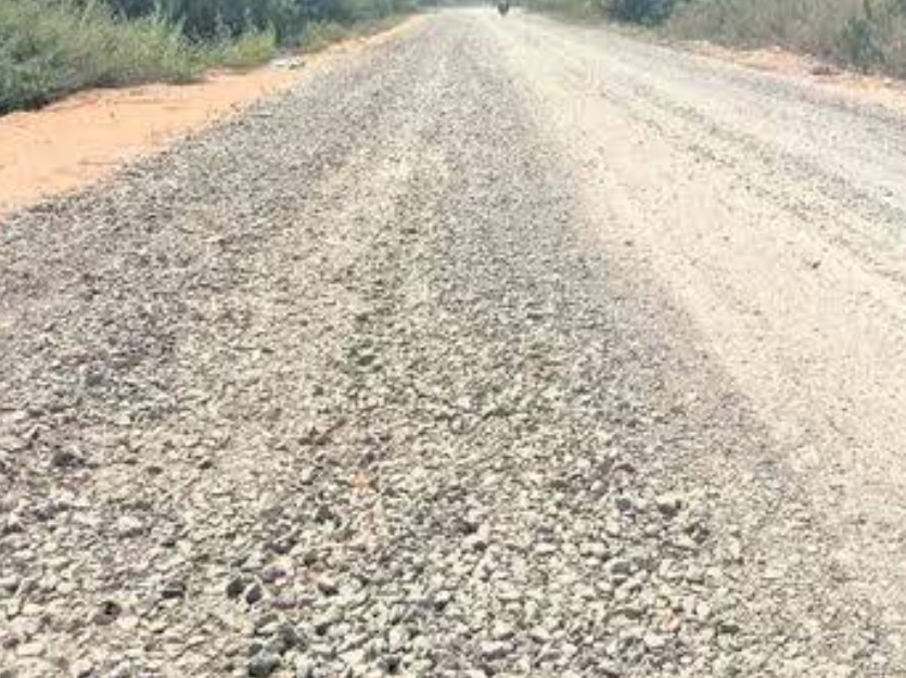 కంకర పోసి వదిలేశారు.. రోడ్డు వేయడం మరిచారు