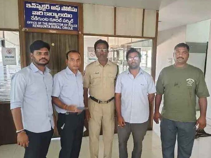 యువకుడి ప్రాణాలు కాపాడిన పోలీసులు