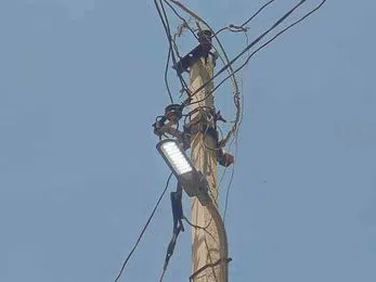 పరిగిలో ఇంకా వెలుగుతున్న వీధి దీపాలు