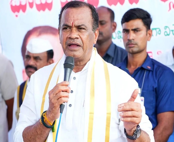 రైతులను మోసం చేసే చర్యలు: మంత్రి కోమటిరెడ్డి