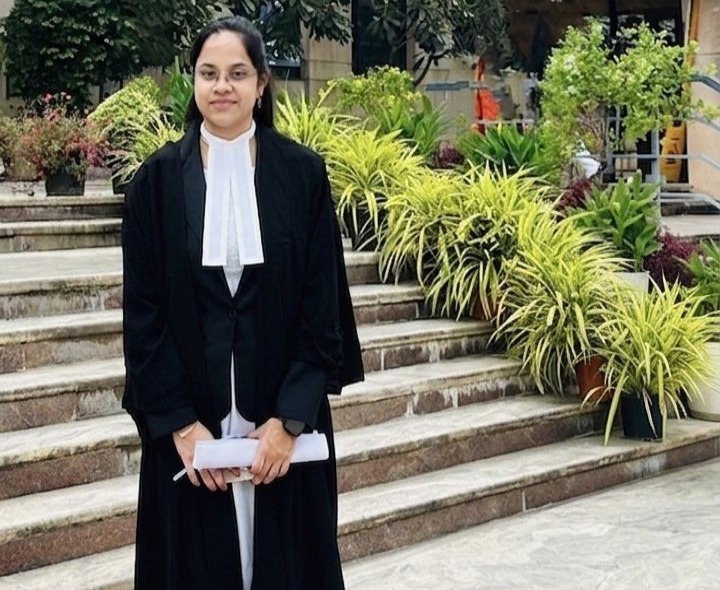 జడ్జిగా ఎంపికైన కొమ్మూరు యువతి