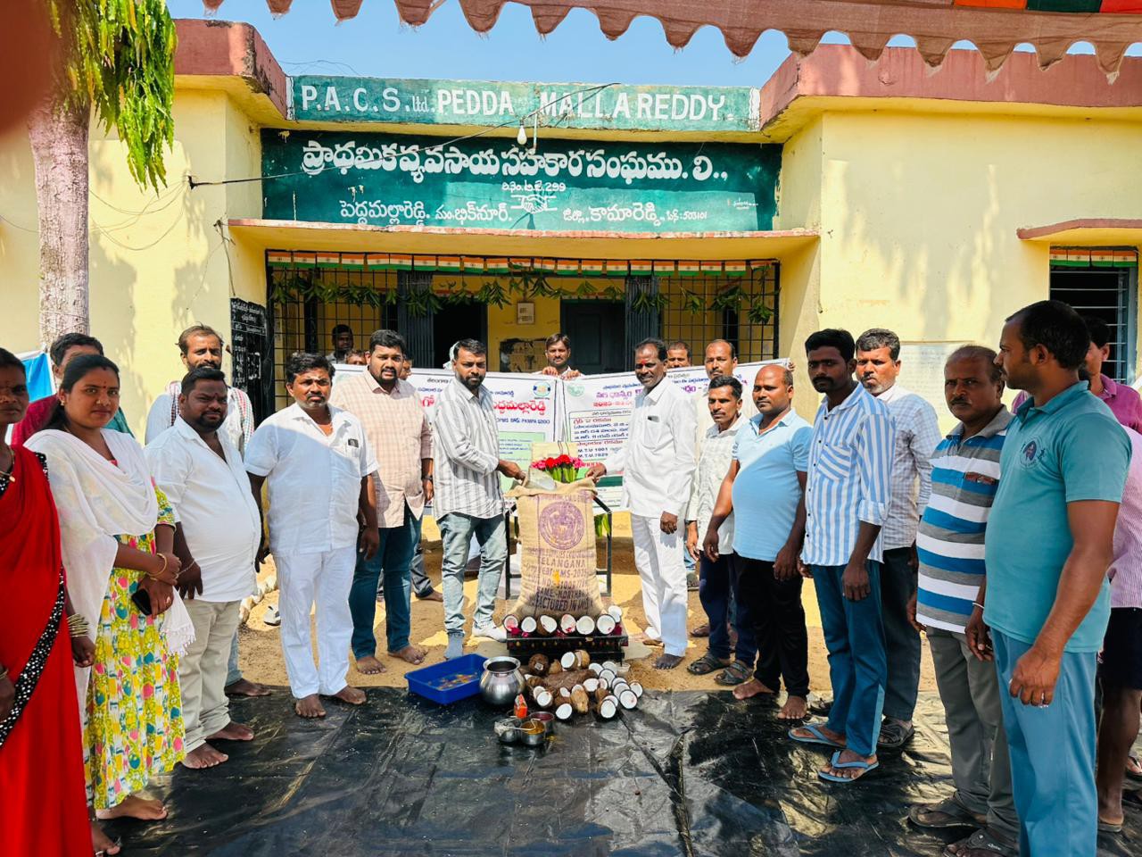 మండలంలో వరి ధాన్యం కొనుగోలు కేంద్రం ప్రారంభం