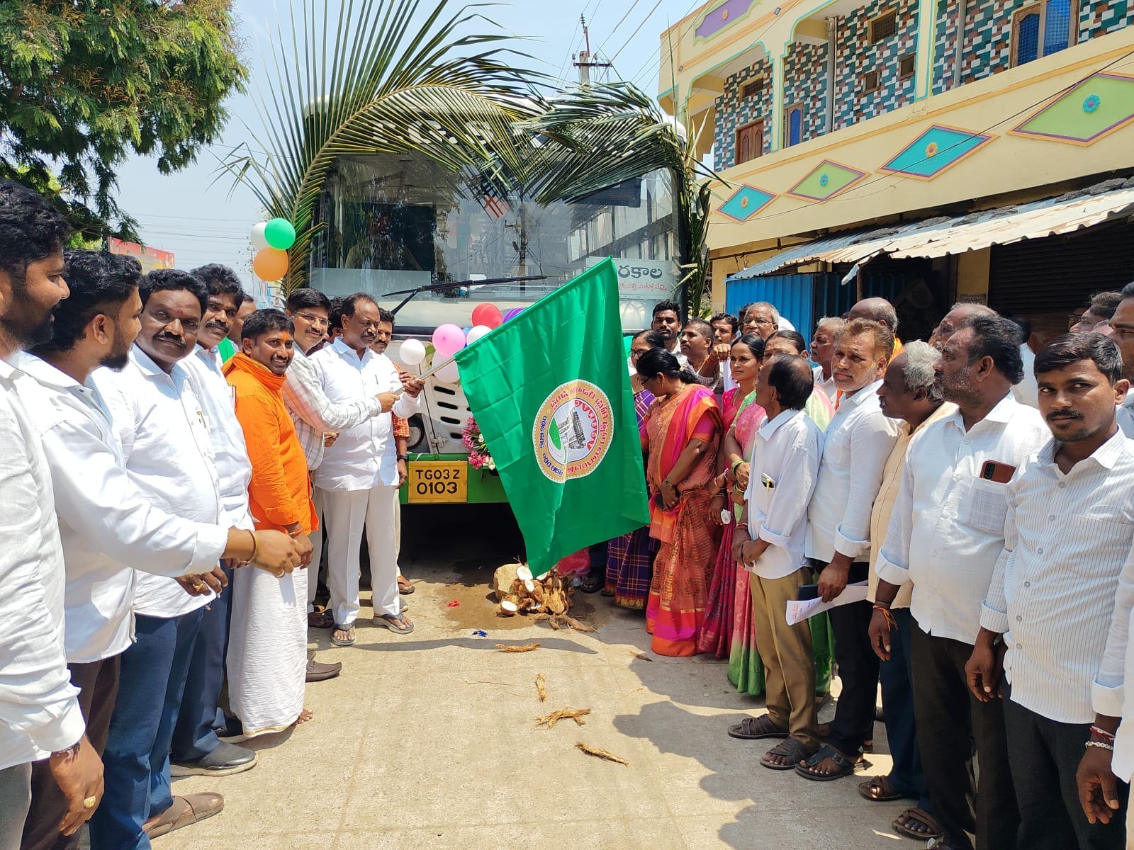 బస్సు సర్వీసును ప్రారంభించిన భూపాలపల్లి ఎమ్మెల్యే