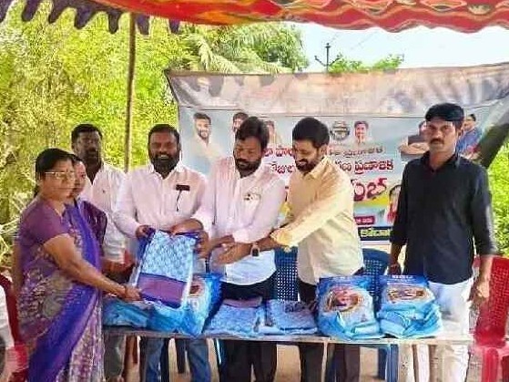 లక్ష్మీపురంలో ఇందిరా శక్తి చీరల పంపిణీ