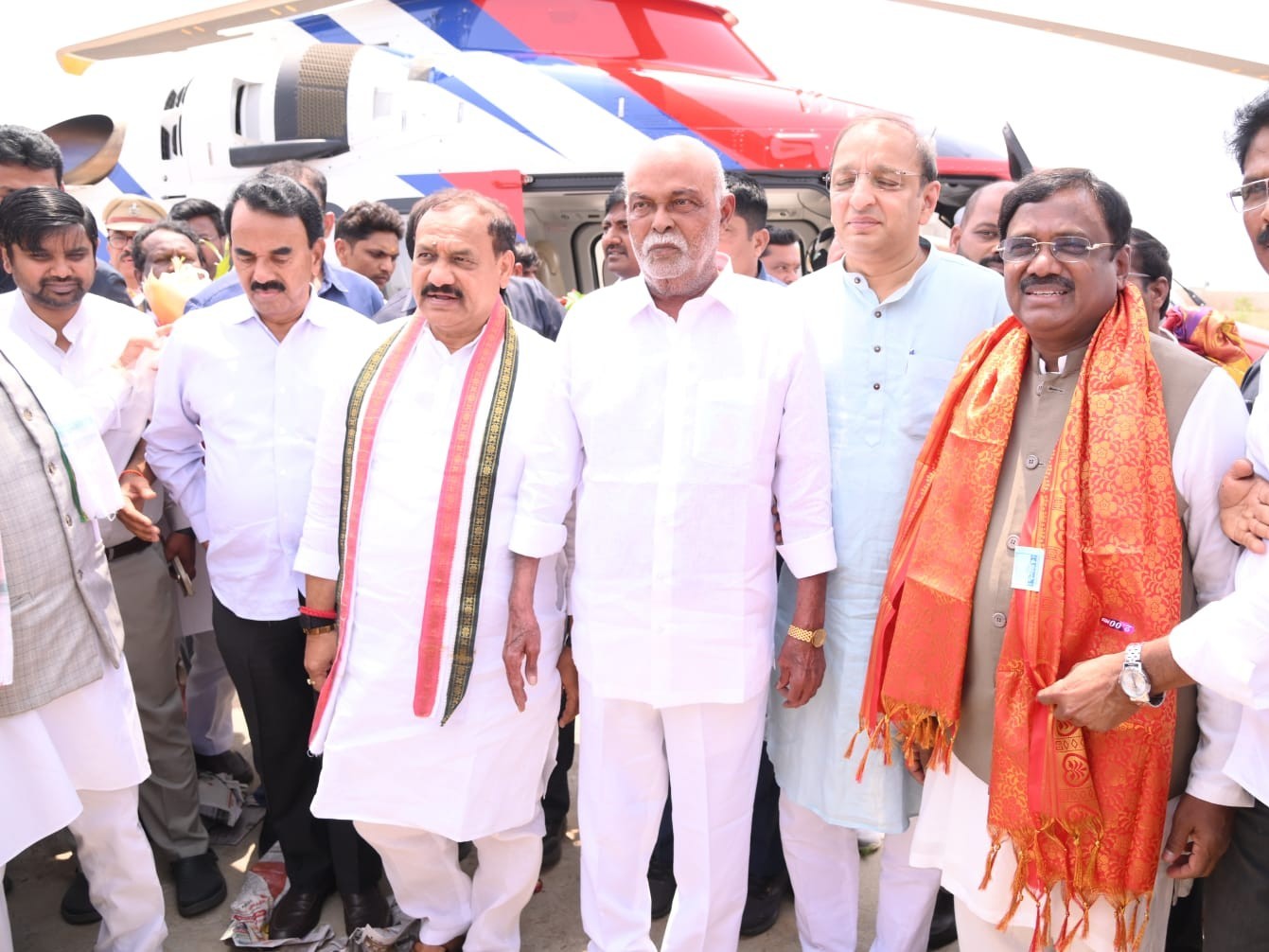 జిల్లాకు చేరుకున్న మంత్రులకు స్వాగతం పలికిన MLA