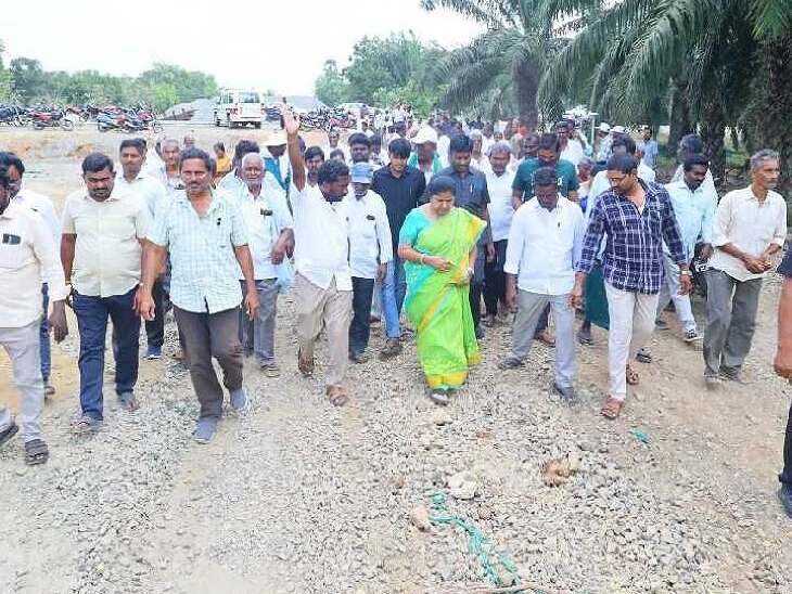 రేజర్లలో ఇళ్ల స్థలాల లేఅవుట్‌ను పరిశీలించిన ఎమ్మెల్యే