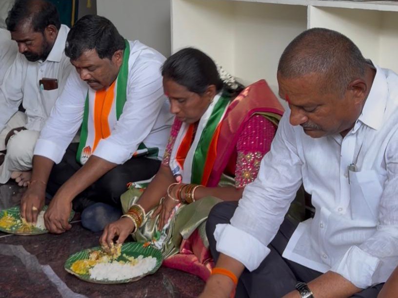 లబ్ధి దారుడి ఇంట్లో సహపంక్తి భోజనం