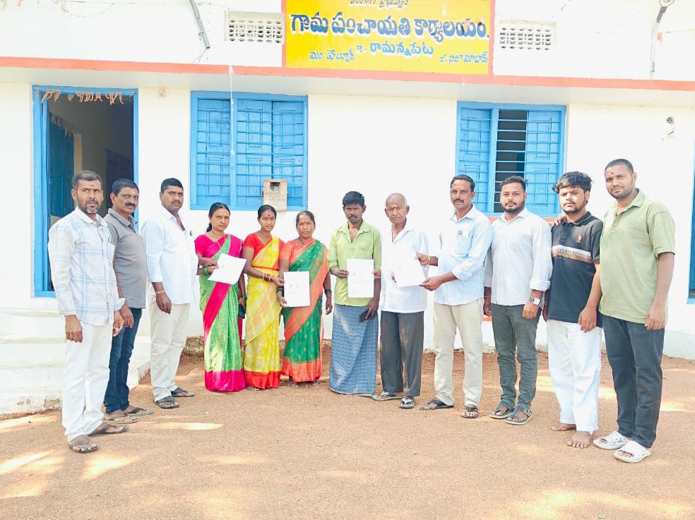 మండలం సీఎంఆర్ రిలీఫ్ ఫండ్ చెక్కులు అందజేత