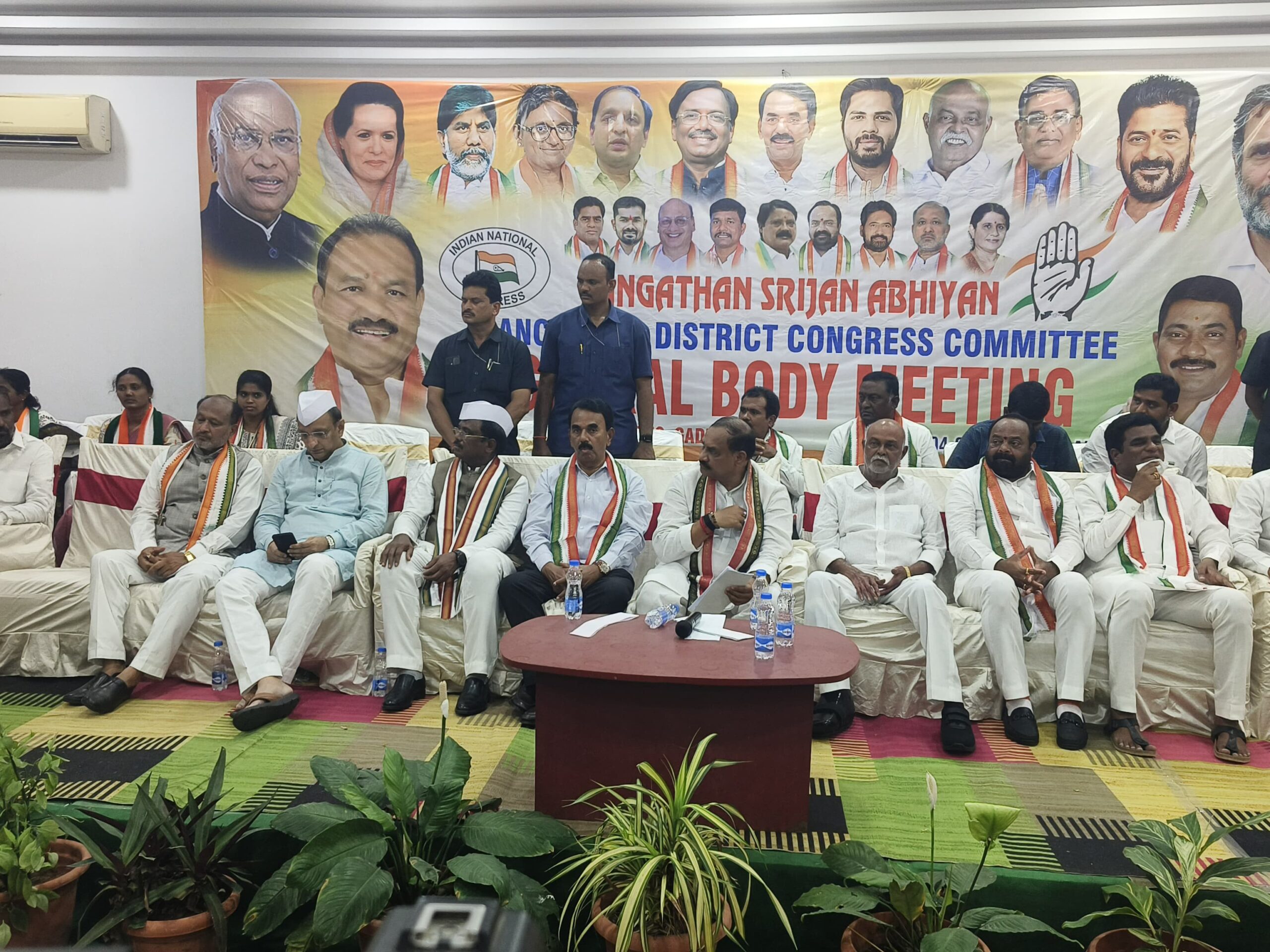 డీసీసీ సమావేశానికి హాజరైన మంత్రులు