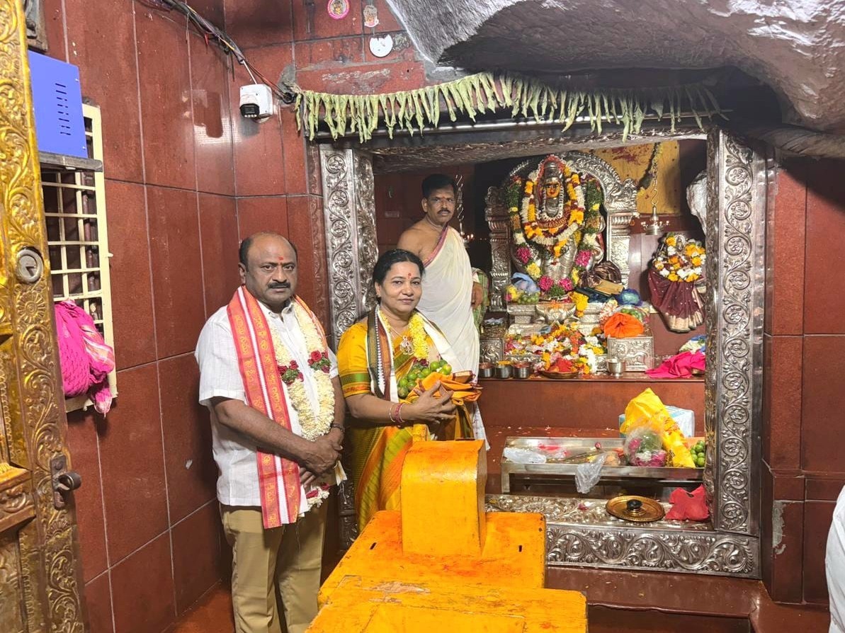 వన దుర్గా భవాని అమ్మవారిని దర్శించుకున్న చల్లా