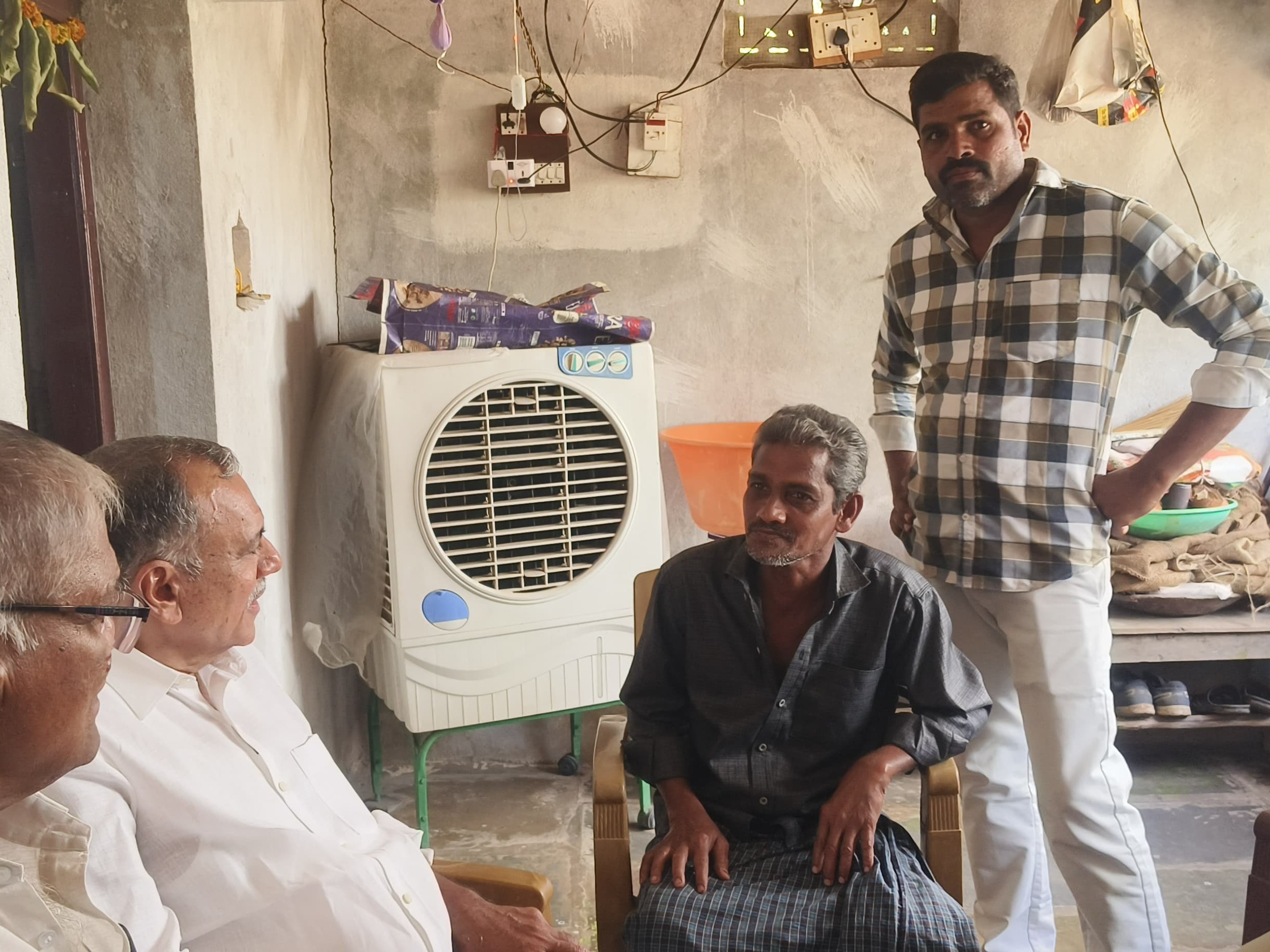 రాజయ్యను పరామర్శించిన మాజీ ఎమ్మెల్యే