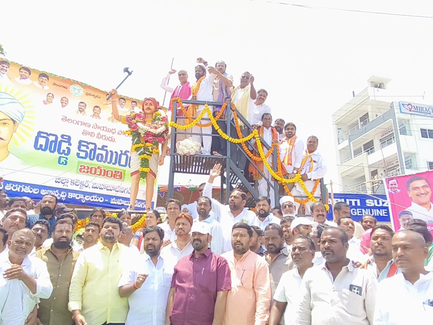 దొడ్డి కొమరయ్యకు నివాళులు అర్పించిన  హరీశ్ రావు