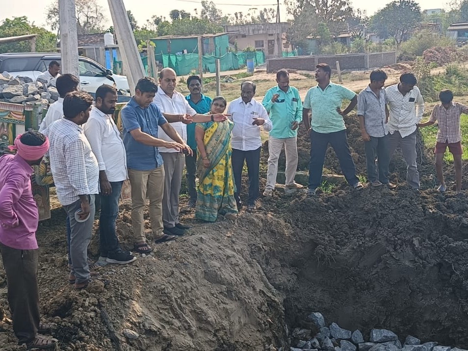 పనులను పరిశీలించిన జిల్లా అధ్యక్షుడు