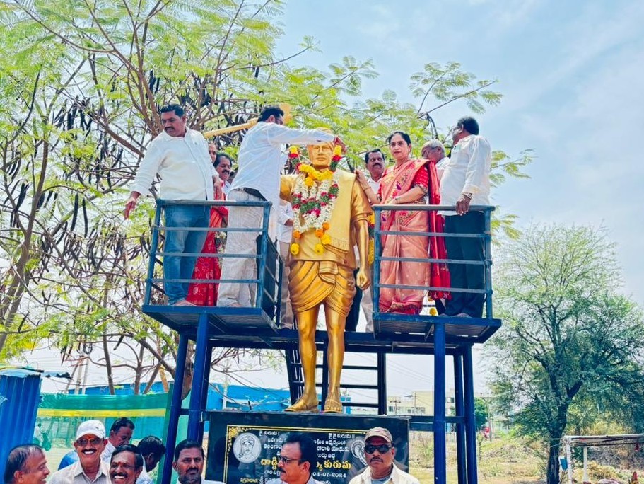 కొమురయ్య విగ్రహానికి నివాళులర్పించిన జిల్లా అధ్యక్షురాలు