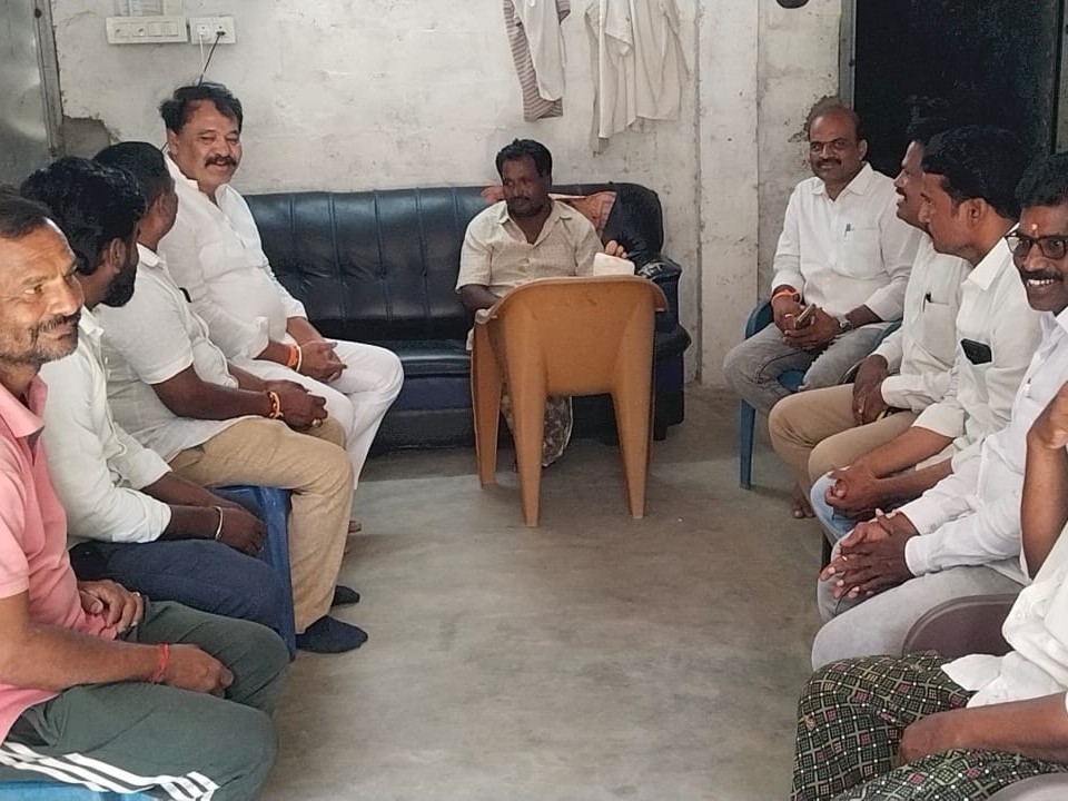 మాజీ MPTC కుటుంబ సభ్యులను పరామర్శించిన మాజీ MLA