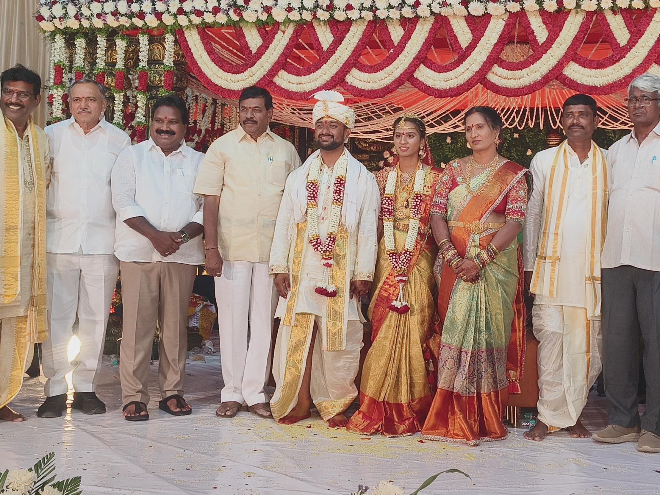 పెళ్లి వేడుకలో పాల్గొన్న ఎమ్మెల్సీ, మాజీ MLAలు