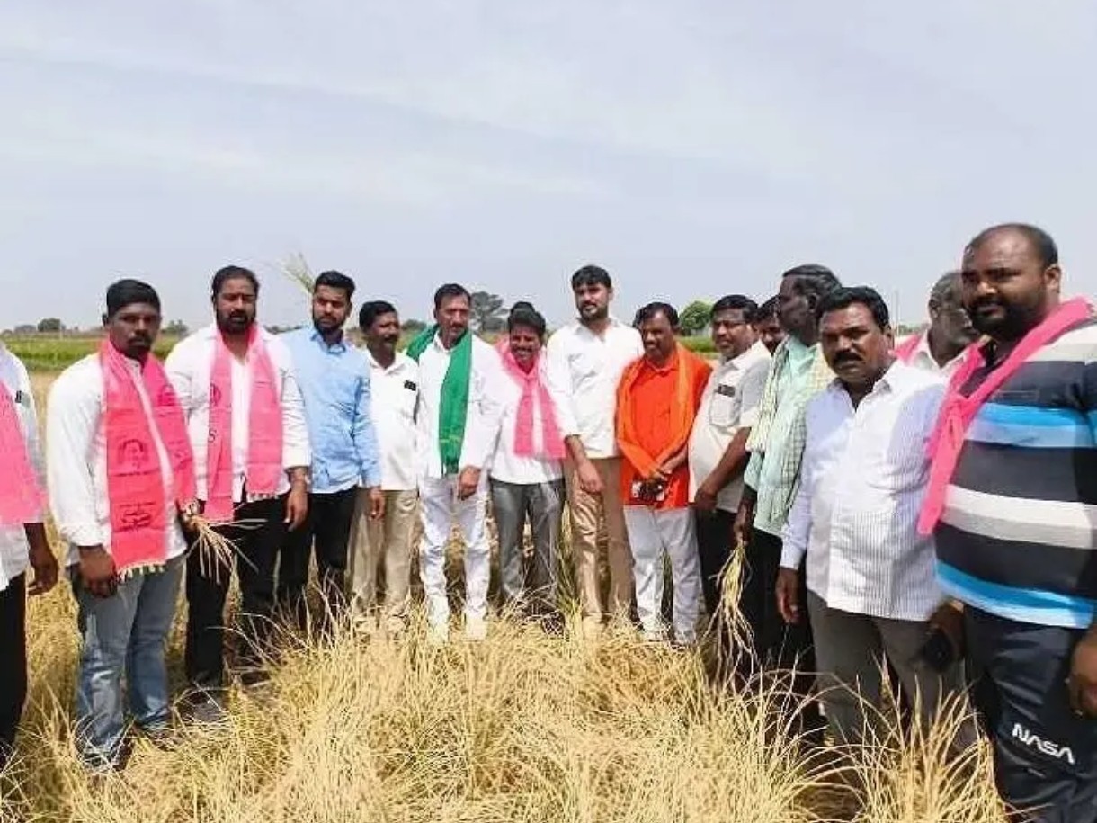 పంటను పరిశీలించిన వంటేరు ప్రతాప్