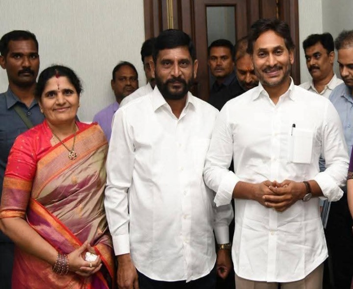 YS జగన్‌ను కలిసిన తోపుదుర్తి దంపతులు