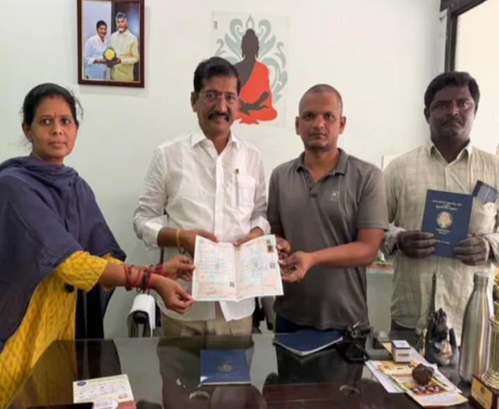 రైతులకు కొత్త పాస్ బుక్కులు పంపిణీ చేసిన ఎంపీ నాగరాజు