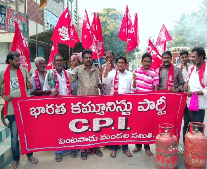 గ్యాస్ దగ్గించాలని సీపీఐ ఆధ్వర్యంలో ధర్నా