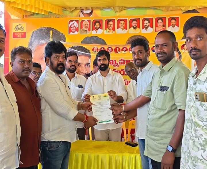 రావులపాలెంలో CMRF చెక్కులు అందజేత