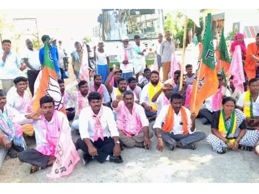 రోడ్డు సమస్యపై గ్రామస్తులు నిరసన