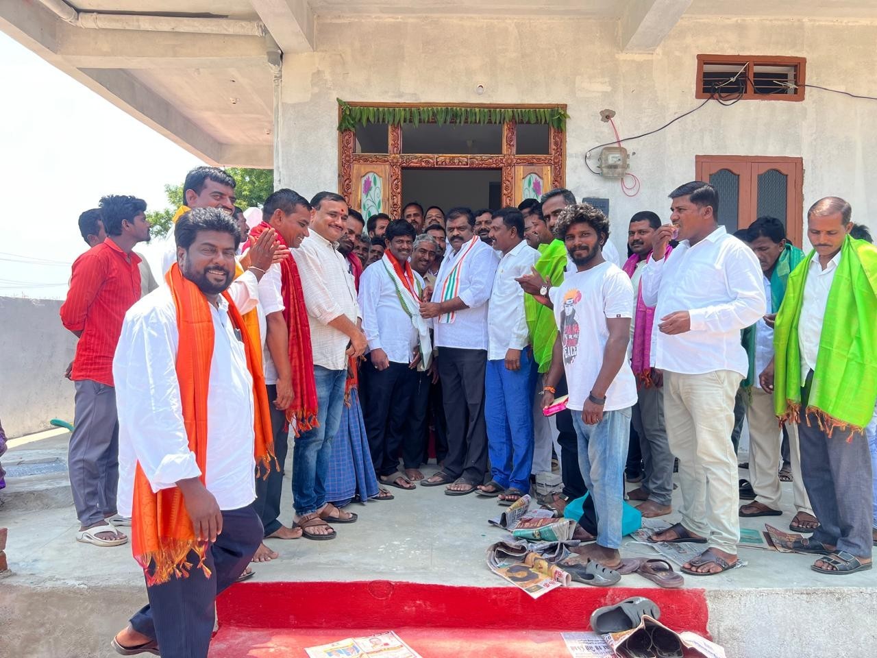 కాంగ్రెస్ గూటికి సర్పంచ్