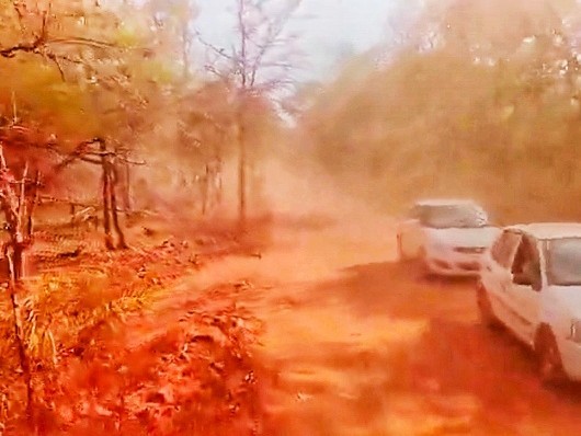 జాతరలో దుమ్ము రేపుతున్న రహదారి!