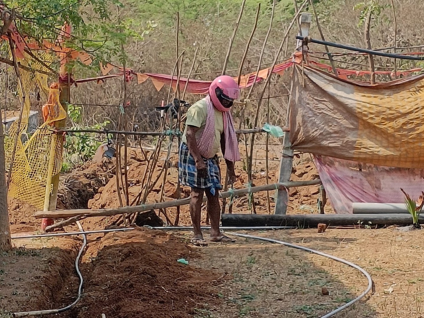 హెల్మెట్ ధరించి ఆదర్శంగా నిలిచిన రైతు