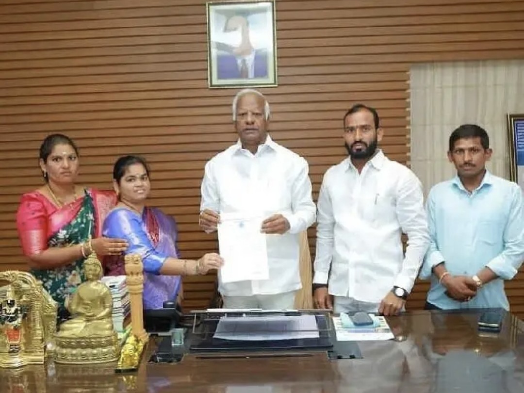 అభివృద్ధి పనులకు నిధుల మంజూరు పత్రం అందజేత