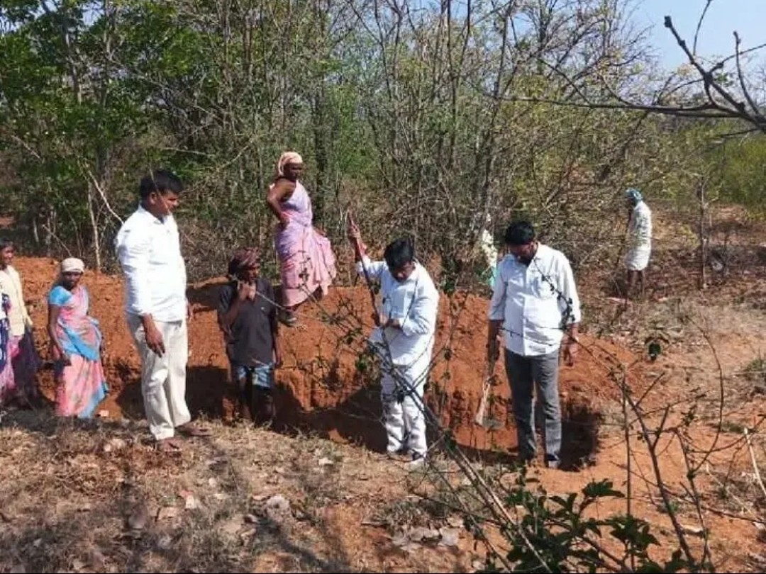 గడ్డపార పట్టి ఉపాధి పని చేసిన ఛైర్మన్