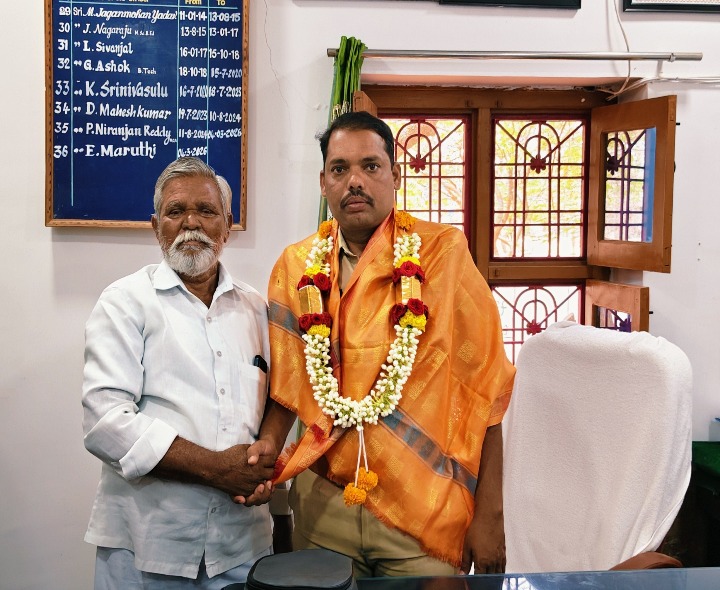 నూతన ఎస్ఐ మారుతిని కలిసిన టీడీపీ జిల్లా ప్రధాన కార్యదర్శి