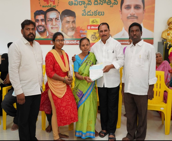 అనంతపురంలో సీఎంఆర్‌ఎఫ్ చెక్కుల పంపిణీ