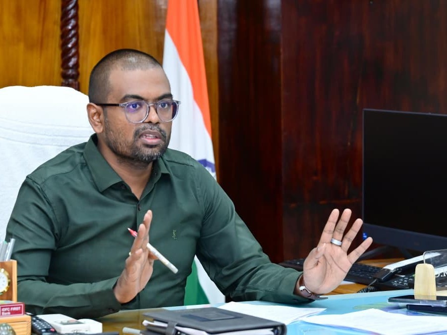 విద్యాశాఖ అధికారులతో కలెక్టర్ టెలికాన్ఫరెన్స్