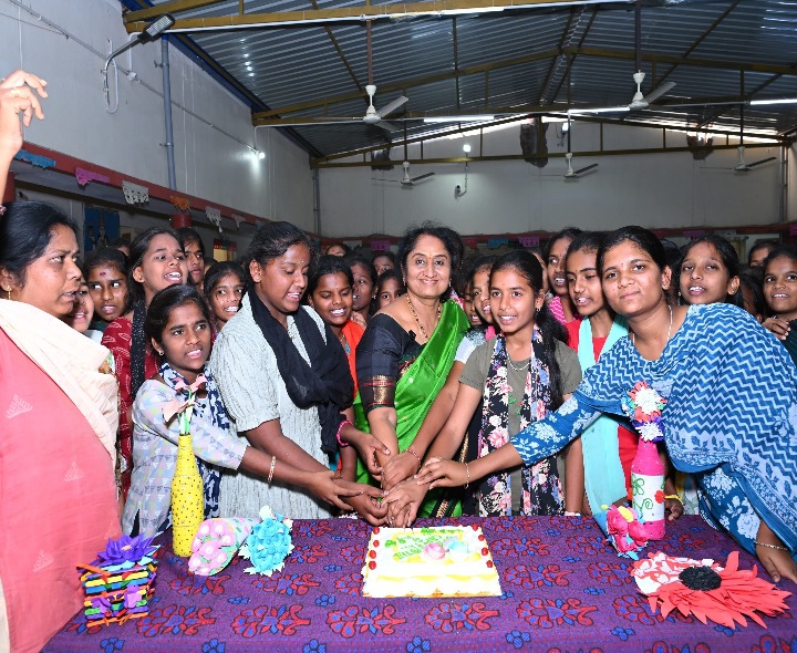 రొద్దం కేజీబీవీ పాఠశాలను సందర్శించిన మంత్రి