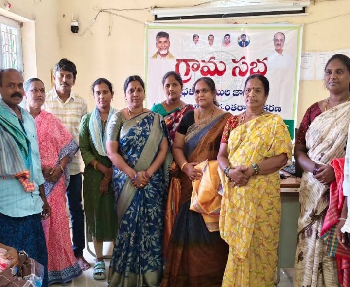 గ్రామ సచివాలయ ల్లో మాజీ ప్రజా ప్రతినిధులకు సత్కారం