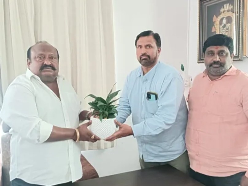 ఎమ్మెల్యేను మర్యాదపూర్వకంగా కలిసిన తహసీల్దార్