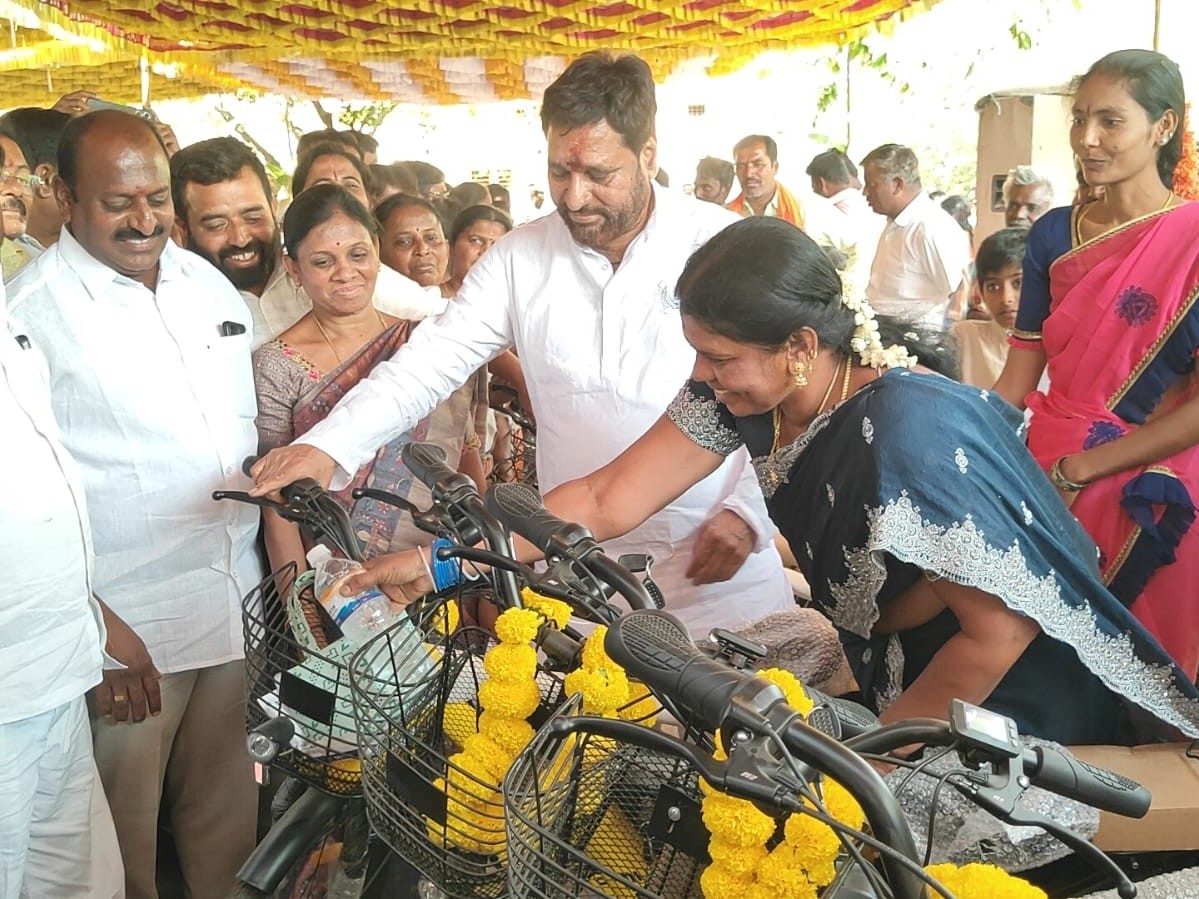 రేపు ఈ-సైకిళ్లు పంపిణీ చెయ్యనున్న ఎమ్మెల్యే