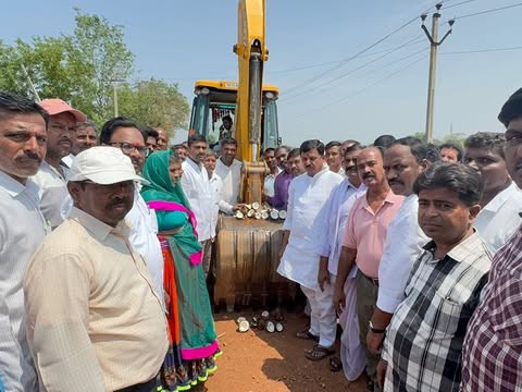 రోడ్డు విస్తరణ పనులు ప్రారంభించిన ఎమ్మెల్యే